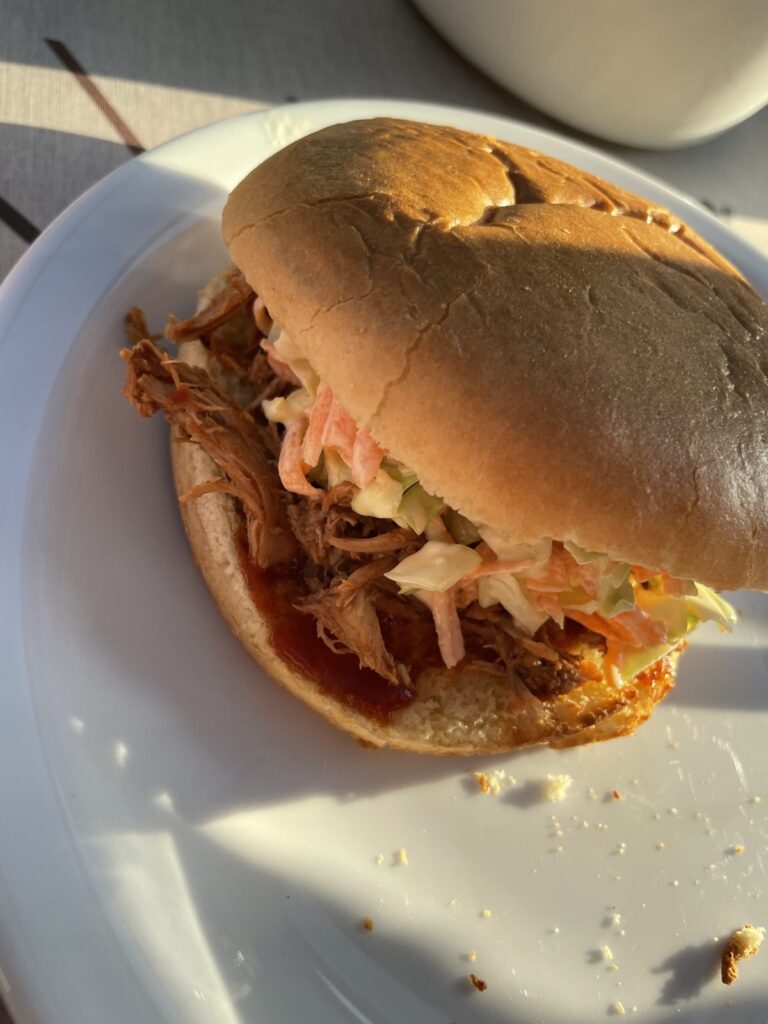 Pulled fasan med coleslaw i en burgerbolle på en hvid tallerken