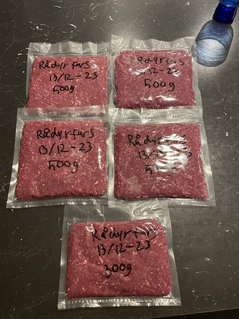 Fem vakuumpakkede poser rådyrfars á 500 g, mærket med dato